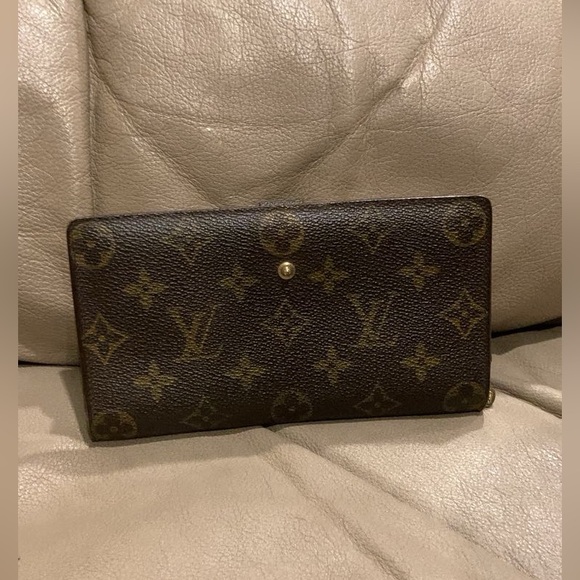 Louis Vuitton Monogram Vintage Wallet. Pre-loved. Some wear. - Picture 3 of 6